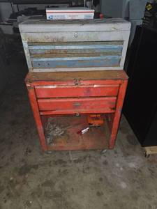 lot 38 image: Older tool box with contents