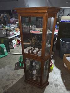 lot 39 image: Beautiful cabinet with contents