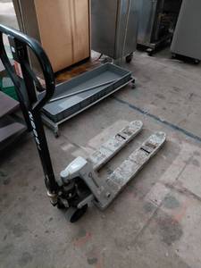 lot 70 image: Pallet jack