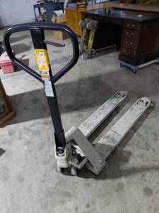 lot 58 image: Crown pallet jack