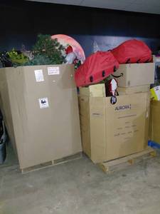 lot 100 image: 2 gaylord pallets of Christmas items