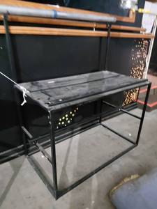 lot 82 image: Shipping table