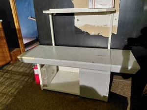 lot 86 image: Nice shipping table