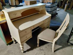 lot 85 image: Paula Deen childs desk with chair
