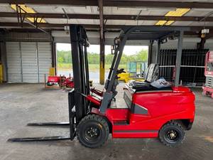 lot 5001 image: SDLOOL Red Electric Forklift 3300lb load rating 70ah 60v batter with Black Mast and Forks