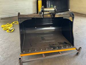 lot 5003 image: GIYI Excavator 12T Flat Smooth Bucket FB60