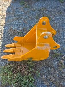 lot 5017 image: Mini Ex Excavator Bucket Attachment  Cat 303  12 Width