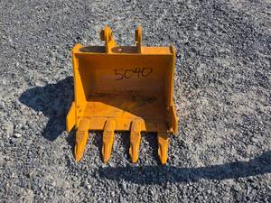 lot 5040 image: CAT 303 Mini Excavator 24 inch Tooth Bucket 5040