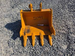 lot 5041 image: CAT 303 Mini Excvator 24 inch Tooth Bucket C-303