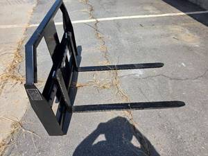 lot 5073 image: Mini Skid Steer Pallet Forks Attachment 1600 lbs