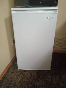 lot 912 image: Awanti Mini Fridge.  Works.    33 x 20 x 20.  Located in basement