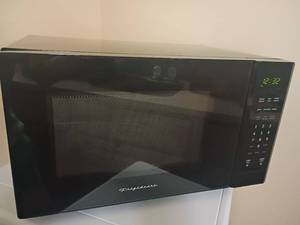 lot 913 image: Frigidaire Microwave.   Located in basement