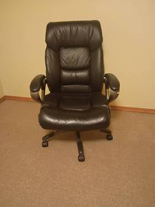 lot 917 image: Office Chair.   Located in basement
