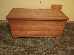 lot 927 image: Large chest.  22 x 46 x 21.   Located in basement