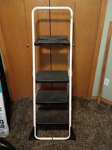 lot 954 image: Cosco 3ft. Max Portable Step Ladder.