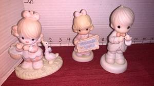 lot 1024 image: Precious Moments Figurines