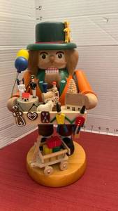 lot 1059 image: Erzgebirgische Volkskunst Wood Nutcracker Figurine with Accessories