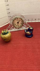 lot 1068 image: Crystal Legends Quartz Tabletop Clock and mini decor