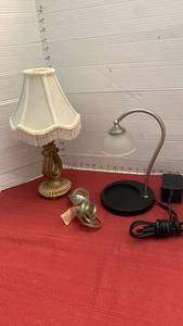 lot 1069 image: 2 Table Lamps with Shades and Power Cords