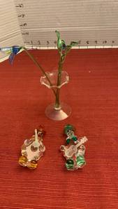 lot 1080 image: Glass Figurine Pieces Flowers, and snowmen , one snowman needs glued
