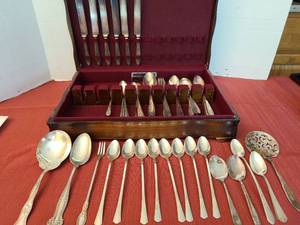 lot 1200 image: Silverplate flatware in wooden case