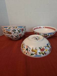 lot 1219 image: 5 Asian porcelain serving bowls