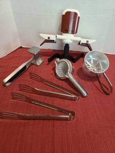 lot 1224 image: Gourmia pot stirrer, mallet, tongs, sifter, juicer