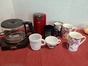 lot 1225 image: Bunn coffee carafe with warmer base, Cuisinart coffee grinder,  mugs