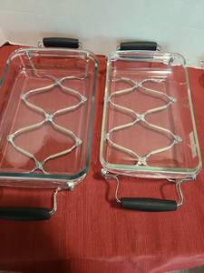 lot 1227 image: Pyrex, rectangular casserole dishes with metal racks