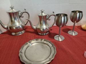 lot 1229 image: 2 Woodbury Pewterers pitchers, 2 stainless steel goblets plus a plate