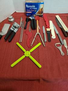 lot 1230 image: Kitchen gadgets and utensils