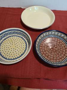 lot 1238 image: Boleslawiec bakeware from Poland and an Oven Serve pie plate.