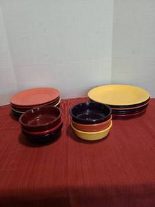 lot 1239 image: 18 pieces Fiestaware