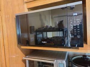 lot 1249 image: Whirlpool microwave oven, 13x24x20, 1200 watts