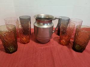 lot 1253 image: Pewter pitcher and 7 glass driftwood glasses