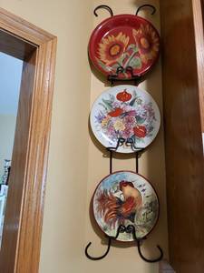 lot 1257 image: Decorative plates on hanger, bring tools to remove from wall.