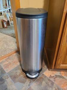 lot 1258 image: Stainless steel step on trash can with removable liner, 27in tall