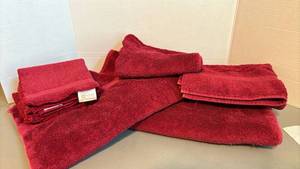 lot 1357 image: Home Collection Red Towel Set - 2 Bath, 2 Hand, and 4 washcloths