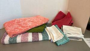 lot 1360 image: Lot of various size towels and cloths