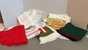 lot 1363 image: Lot of Assorted Kitchen Tea Towels, napkins and doilies.