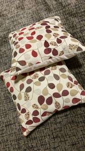 lot 1400 image: 18 x 18 throw pillows