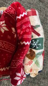 lot 1405 image: Christmas throw blankets