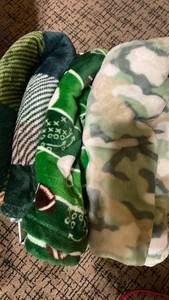 lot 1407 image: Throw blankets