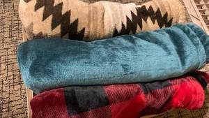 lot 1408 image: Throw blankets