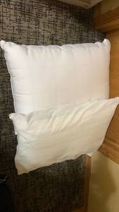 lot 1412 image: Bed pillows