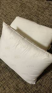 lot 1413 image: Bed pillows