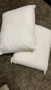 lot 1414 image: Bed pillows