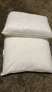 lot 1415 image: Bed pillows