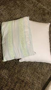 lot 1417 image: Bed pillows