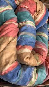 lot 1423 image: Queen comforter